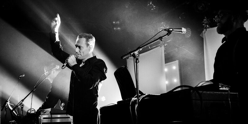 covenant-plastic-hand-s-jafan-20120927-16 Covenant Konzertfotografie